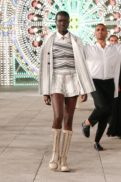 Look 19